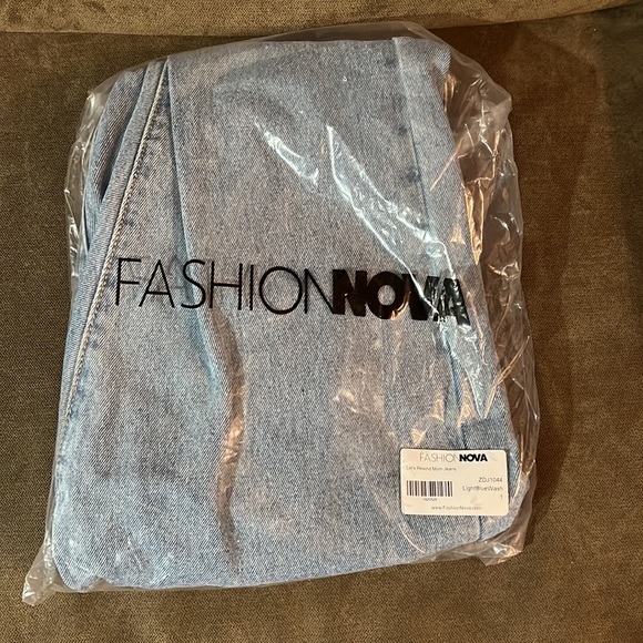 Let’s Rewind Mom Jeans Size 1 - Picture 4 of 4